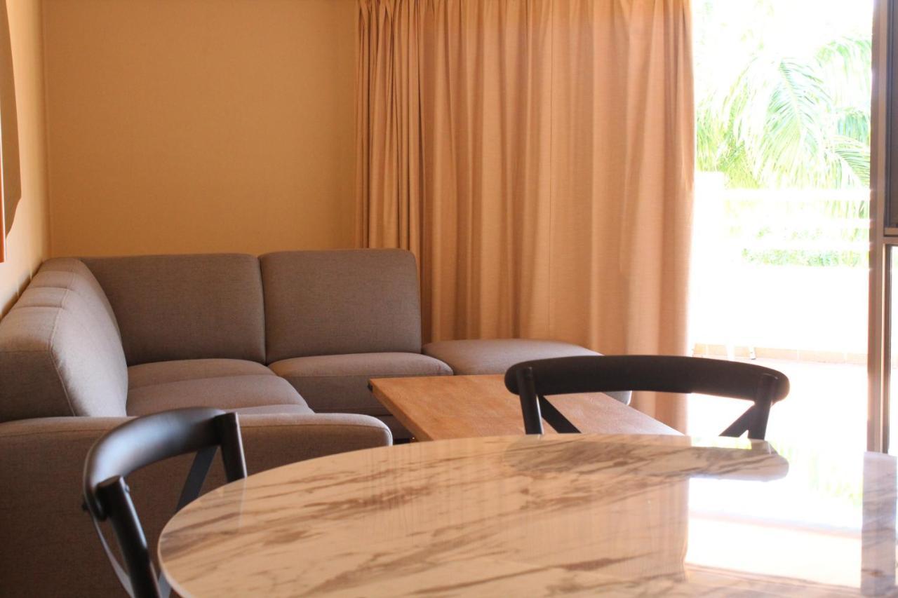 איירלי ביץ' Colonial Court Beachfront Motel & Holiday Stay מראה חיצוני תמונה