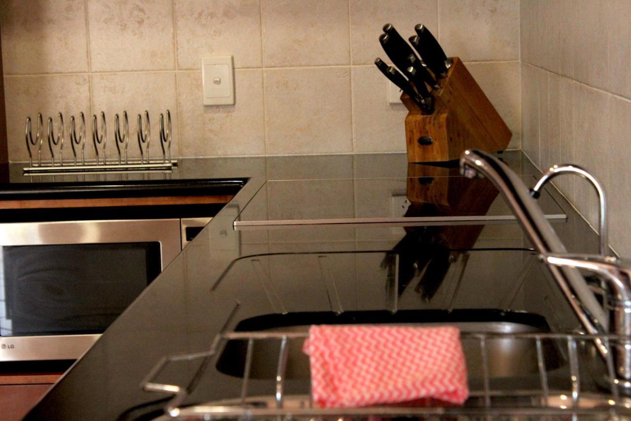 איירלי ביץ' Colonial Court Beachfront Motel & Holiday Stay מראה חיצוני תמונה