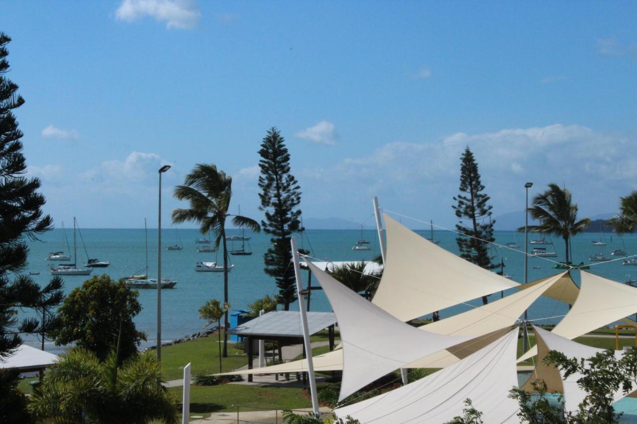 איירלי ביץ' Colonial Court Beachfront Motel & Holiday Stay מראה חיצוני תמונה