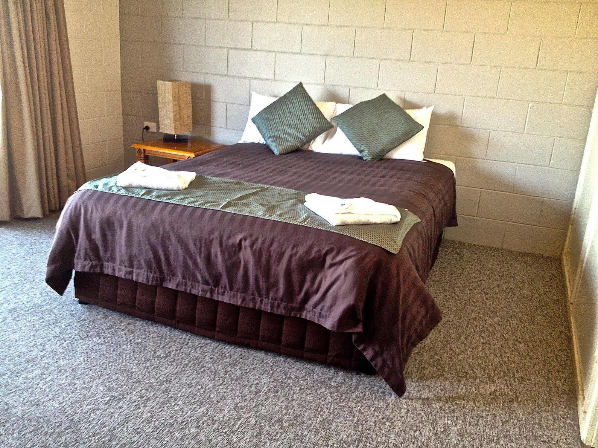 איירלי ביץ' Colonial Court Beachfront Motel & Holiday Stay מראה חיצוני תמונה