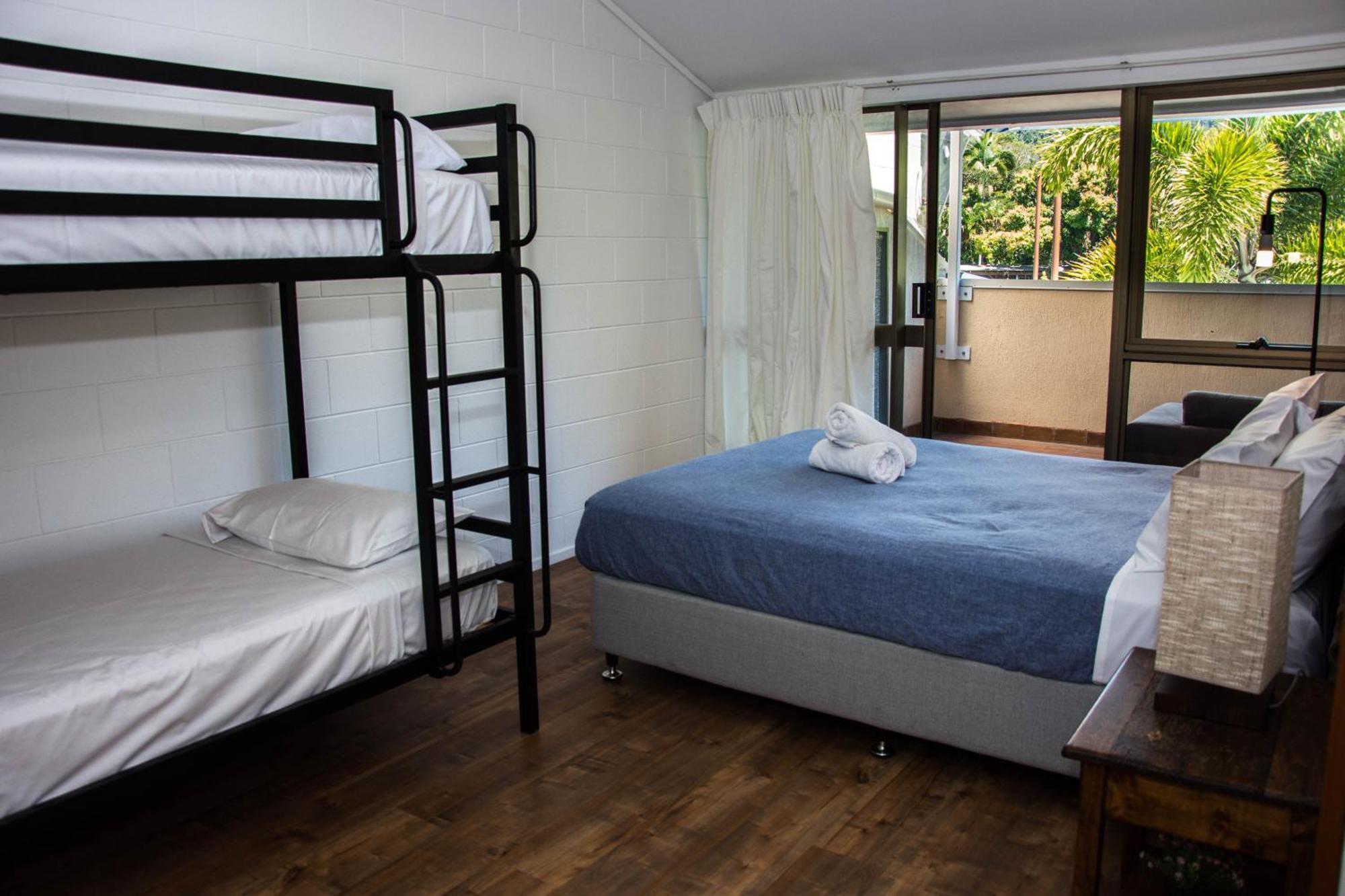 איירלי ביץ' Colonial Court Beachfront Motel & Holiday Stay מראה חיצוני תמונה