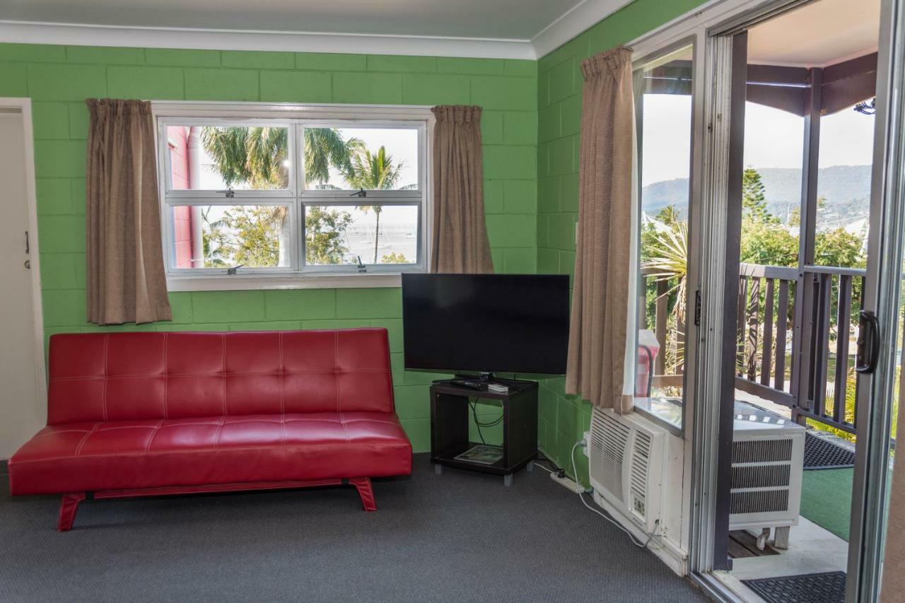 איירלי ביץ' Colonial Court Beachfront Motel & Holiday Stay מראה חיצוני תמונה