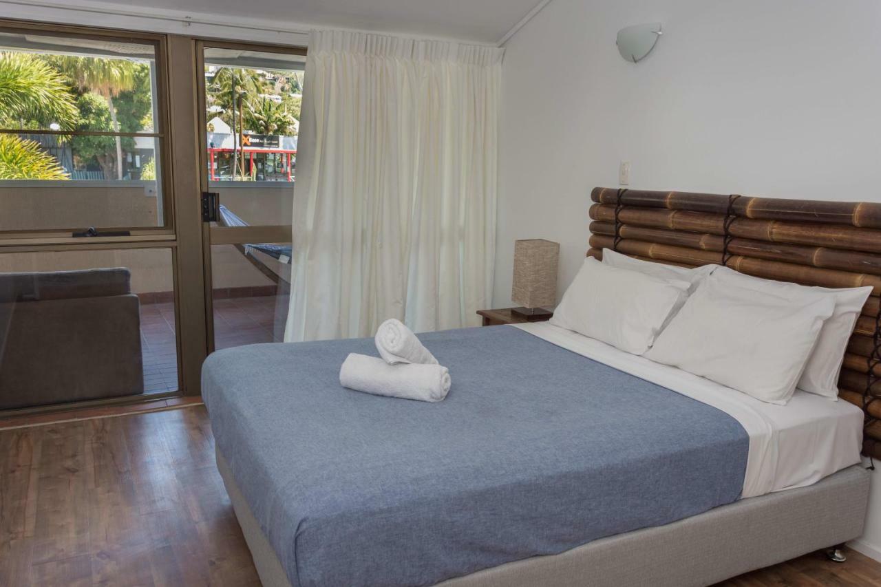 איירלי ביץ' Colonial Court Beachfront Motel & Holiday Stay מראה חיצוני תמונה